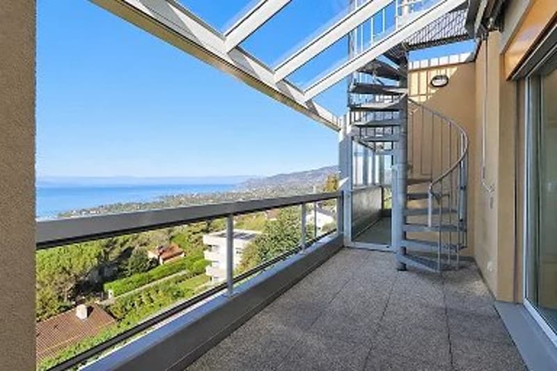 Un spacieux appartement de 3 pièces de 120 m² situé au 2ème étage, disposant d'un rooftop et offrant une vue imprenable sur le lac. (8)