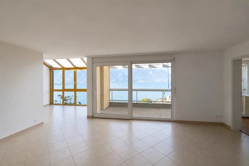 Un spacieux appartement de 3 pièces de 120 m² situé au 2ème étage, disposant d'un rooftop et offrant une vue imprenable sur le lac. (2)