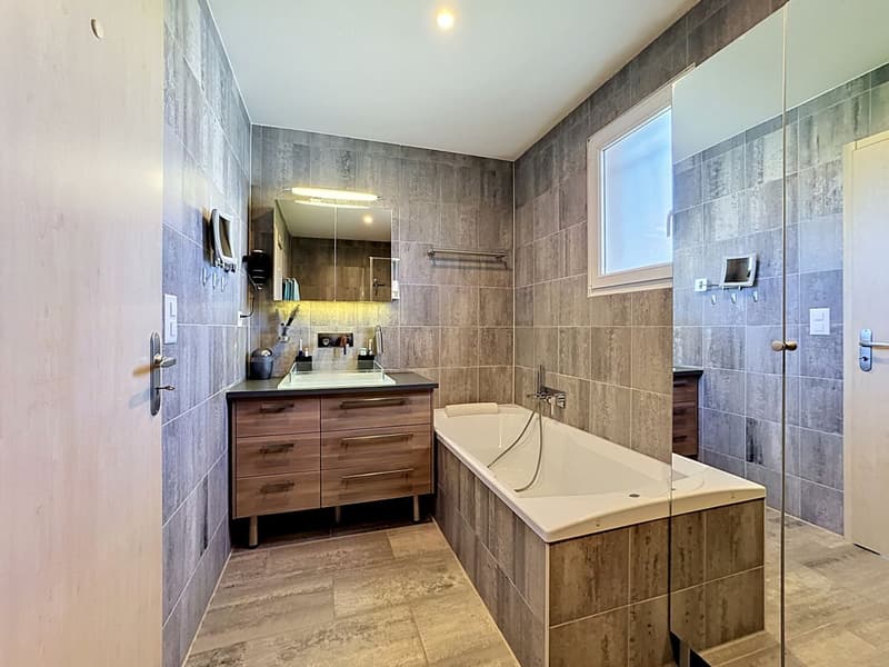 Villa de plain-pied 4.5 pièces avec piscine, jacuzzi, salle de cinéma et 3 garages box (13)