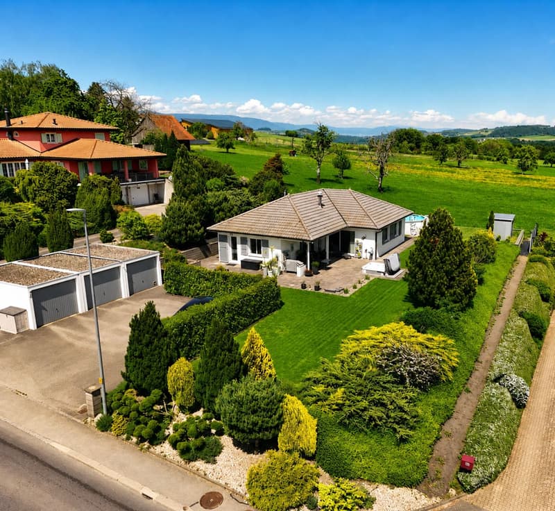 Villa de plain-pied 4.5 pièces avec piscine, jacuzzi, salle de cinéma et 3 garages box (1)