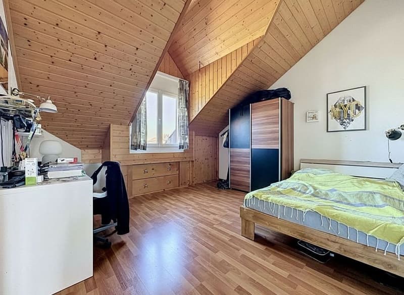 Duplex lumineux aux volumes généreux au coeur de Servion (10)