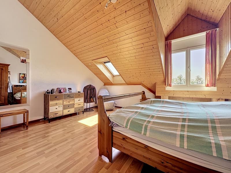 Duplex lumineux aux volumes généreux au coeur de Servion (8)