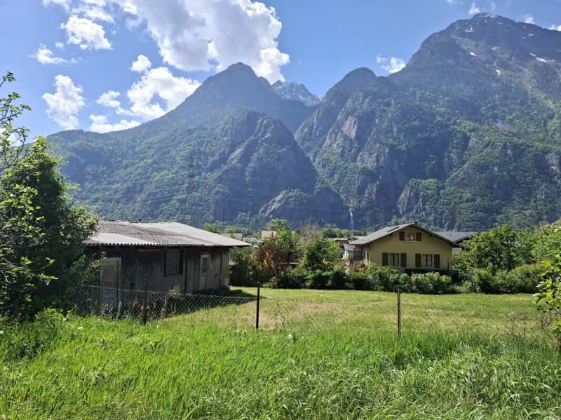 Terrain à bâtir avec maison villageoise à rénover (1)