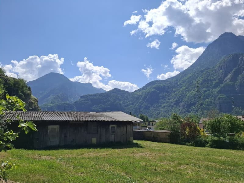 Terrain à bâtir avec maison villageoise à rénover (5)