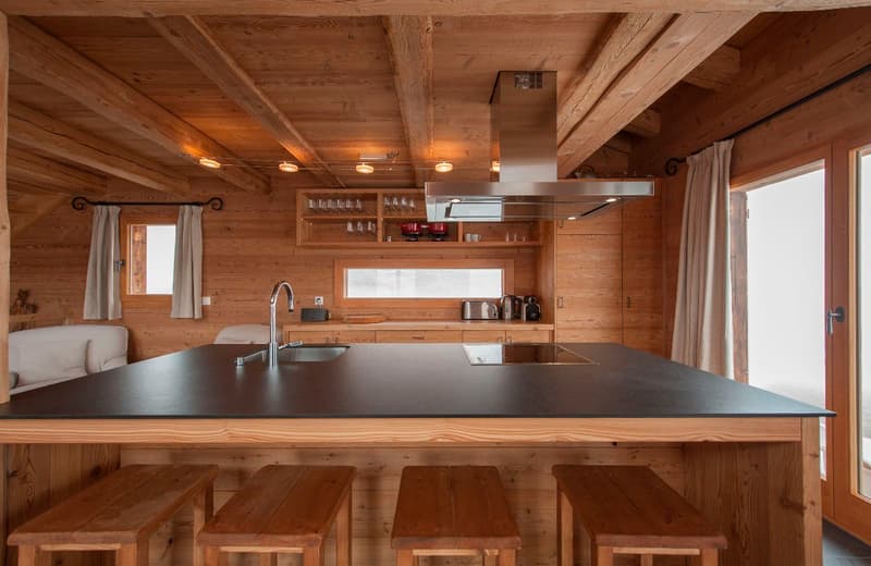 Spacious Five-Bedroom Chalet with Panoramic Views (6)