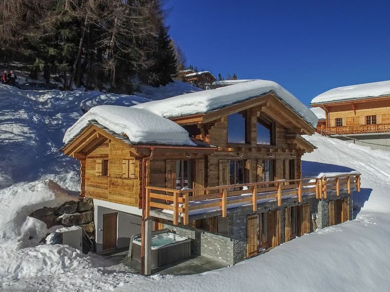 Spacious Five-Bedroom Chalet with Panoramic Views (1)