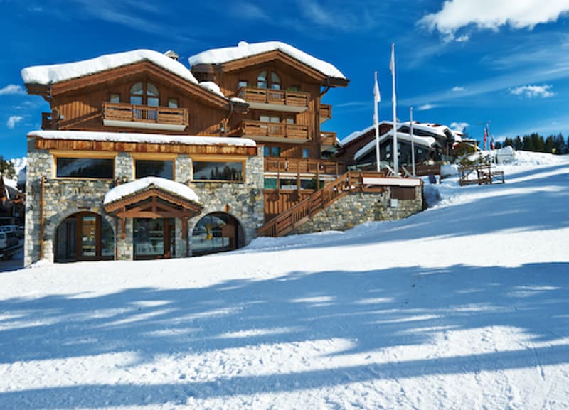 SUISSE ROMANDE : OPPORTUNITÉ UNIQUE - SPLENDIDE HÔTEL AU COEUR D'UNE STATION DE LUXE À VENDRE.