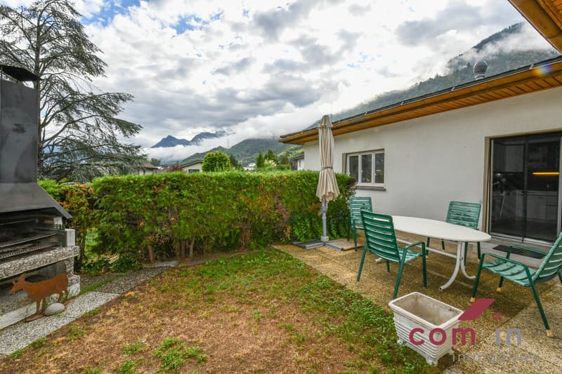 agréable terrasse accessible depuis la cuisine pour vos repas à l'extérieur