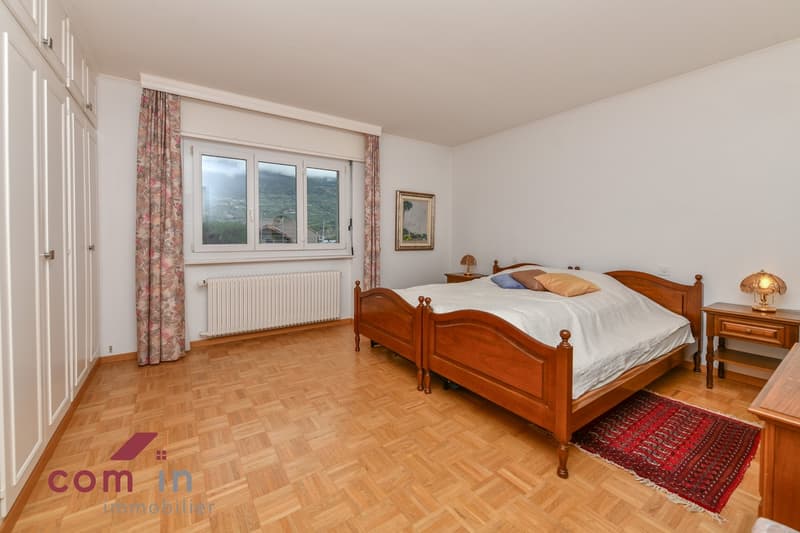 grande chambre parents de 16,8 m2 avec grandes armoires intégrées