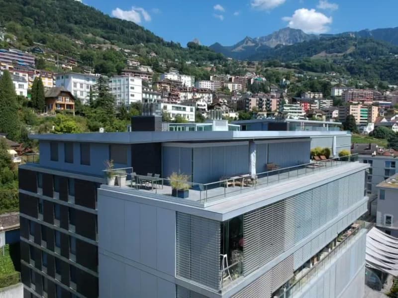 FACADES OUEST ET SUD AVEC L'ATTIQUE QUI OCCUPE TOUT L'ETAGE