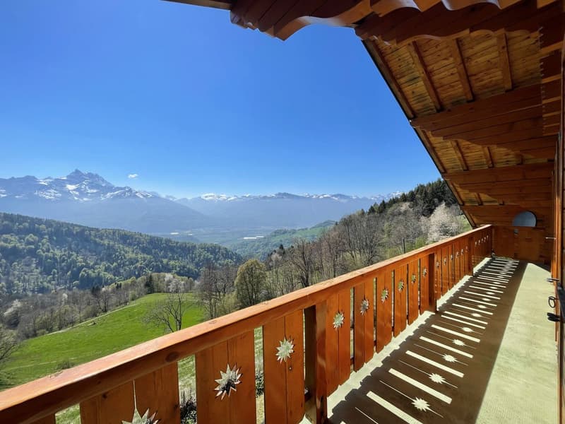GRAND CHALET DE 9 PIECES AVEC UNE PISCINE DANS UN QUARTIER TRES CALME AVEC VUE PANORAMIQUE GRANDIOSE (4)