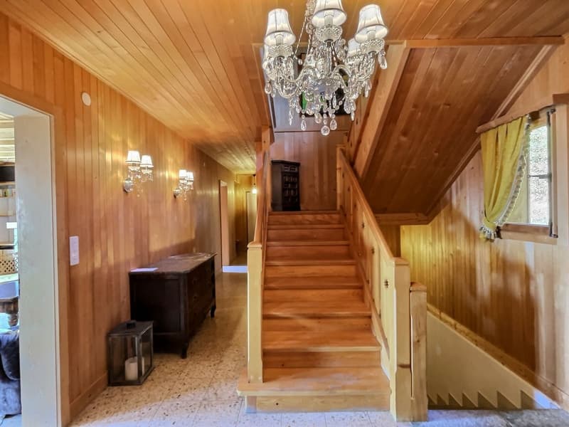 GRAND CHALET DE 9 PIECES AVEC UNE PISCINE DANS UN QUARTIER TRES CALME AVEC VUE PANORAMIQUE GRANDIOSE (9)