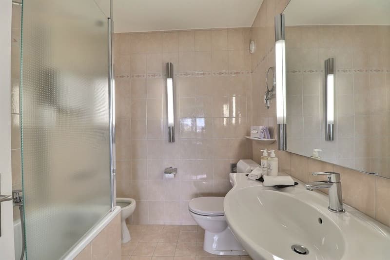 GRANDE CHAMBRE DOUBLE DANS HOTEL MONA (6)