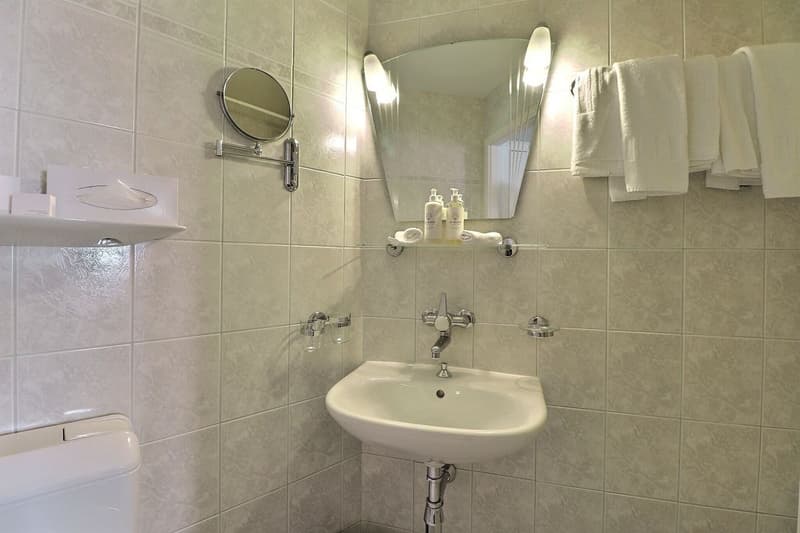 GRANDE CHAMBRE DOUBLE DANS HOTEL MONA (7)