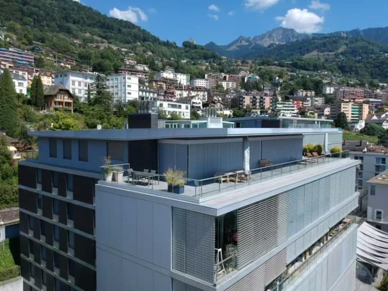 FACADES OUEST ET SUD AVEC L'ATTIQUE QUI OCCUPE TOUT L'ETAGE
