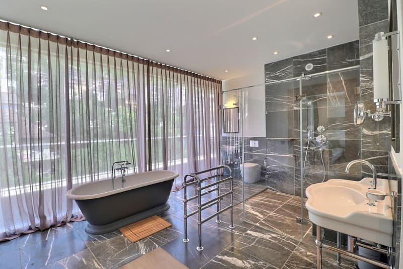GRANDE SALLE DE BAINS DE LA CHAMBRE PRINCIPALE 2
