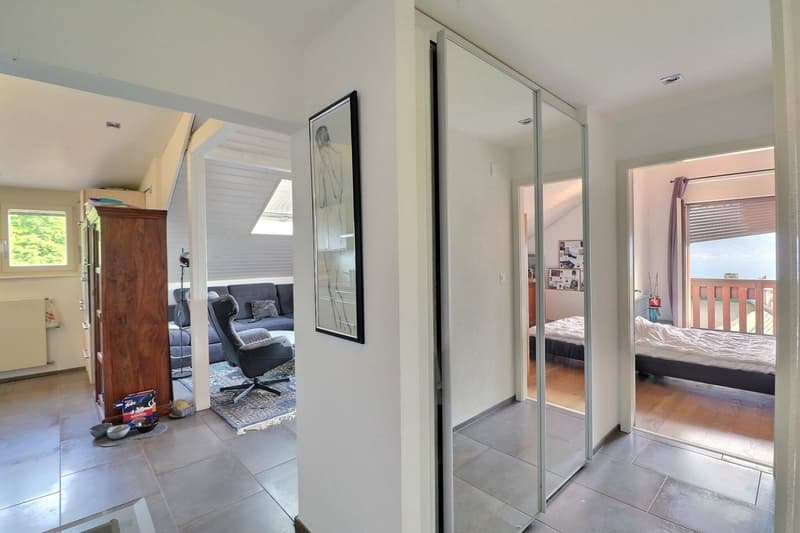 CHARMANT APPARTEMENT DE 3,5 PIECES LOUE AVEC UNE VUE PANORAMIQUE IMPRENABLE SUR LE LAC ET LES ALPES (9)
