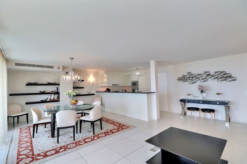 ESPACE SALLE A MANGER AVEC LA CUISINE OUVERTE
