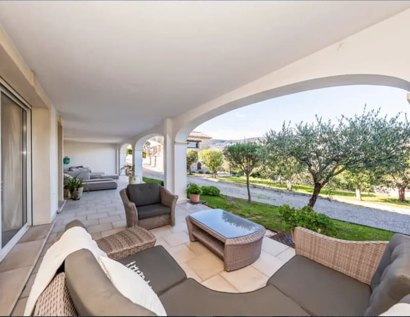 Somptueuse propriété 6 pièces avec piscine à Peymeinade (3)