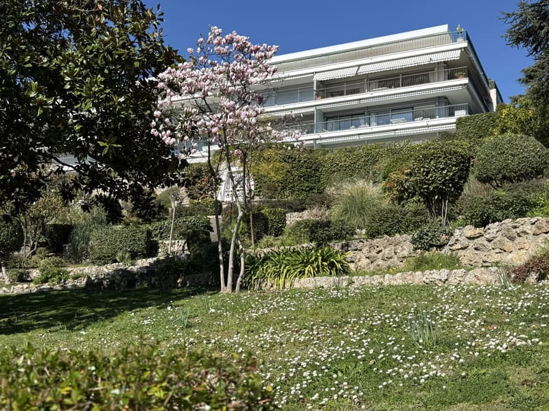 l'immeuble dans un parc fleuri de 2 ha