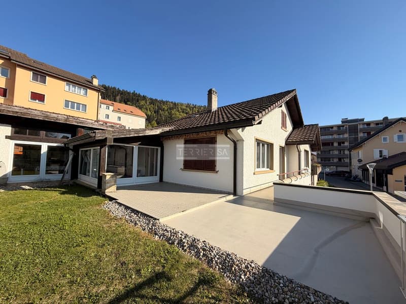 Maison familiale avec bureaux, garages et grand potentiel d'aménagement (4)