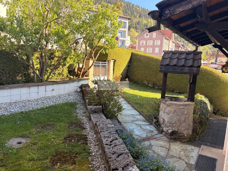 Maison familiale avec bureaux, garages et grand potentiel d'aménagement (2)