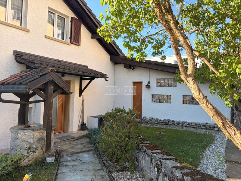 Maison familiale avec bureaux, garages et grand potentiel d'aménagement (1)