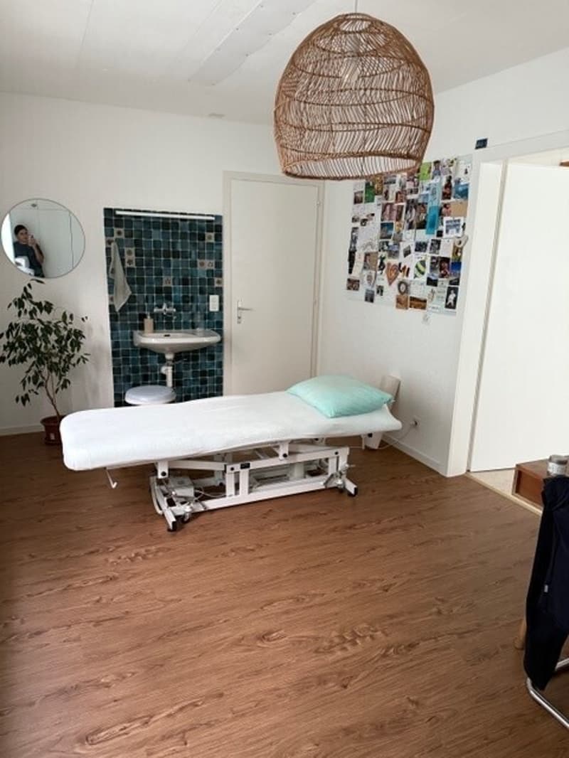 Dans cabinet médical de groupe, locaux lumineux de 4 pièces à louer (8)
