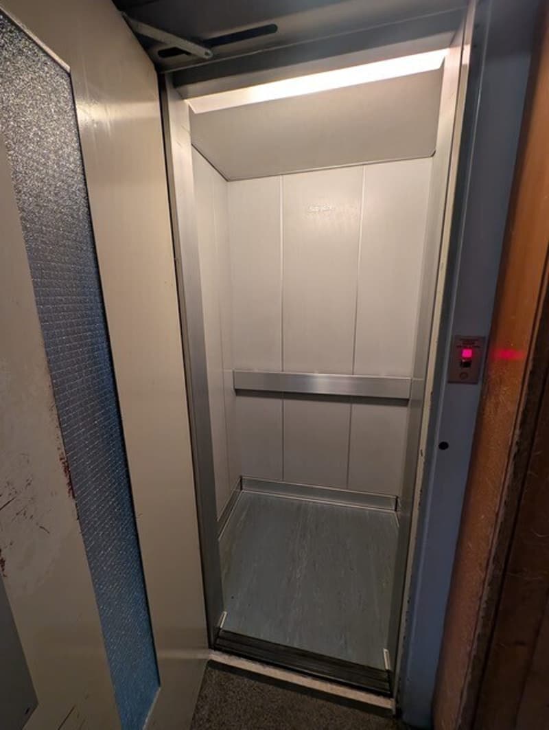 Dans cabinet médical de groupe, locaux lumineux de 4 pièces à louer (5)