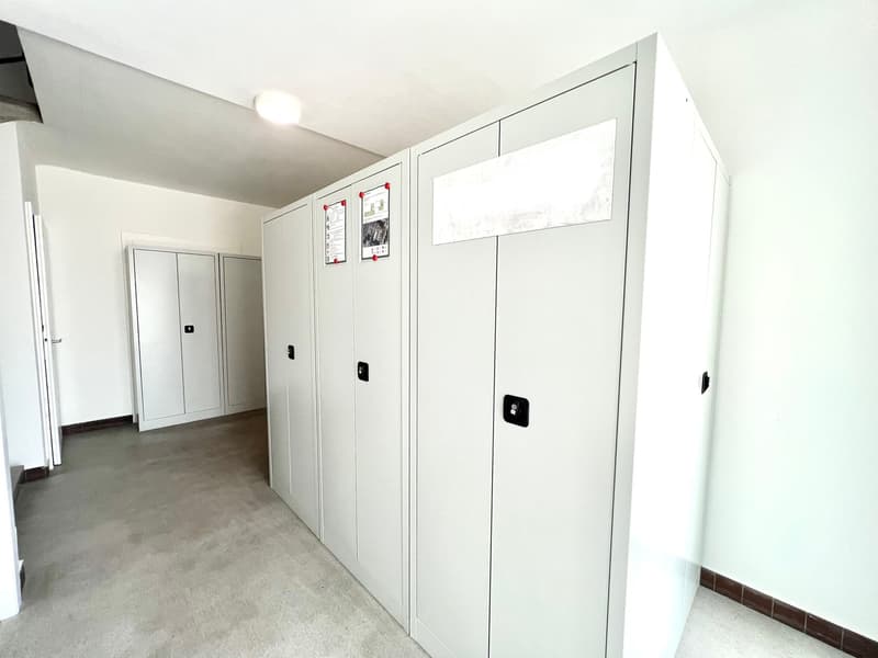 Spacieux bureaux sur 2 étages proche des commodités (4)