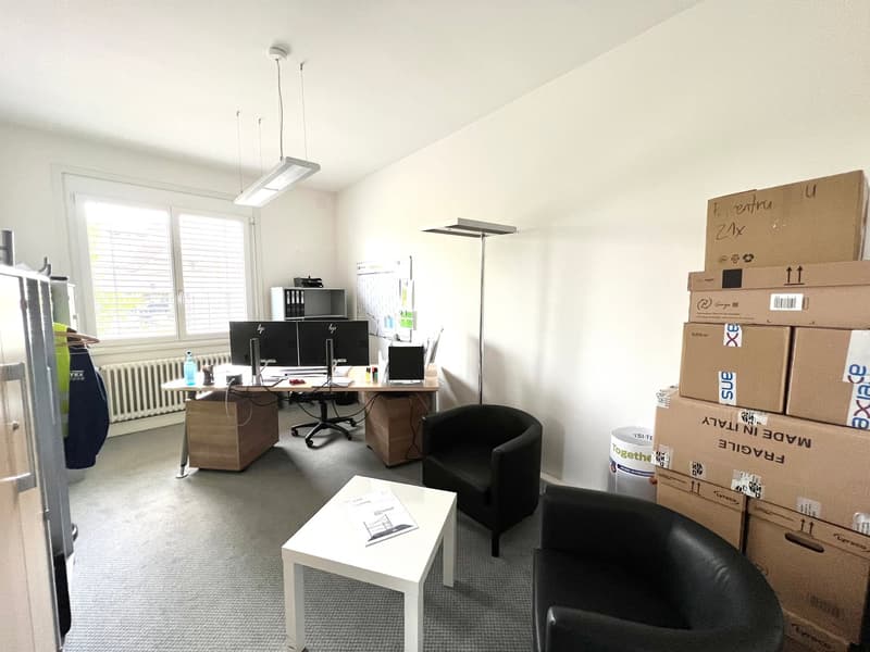 Spacieux bureaux sur 2 étages proche des commodités (7)