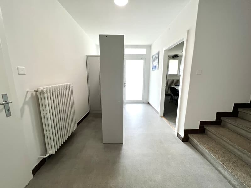 Spacieux bureaux sur 2 étages proche des commodités (5)
