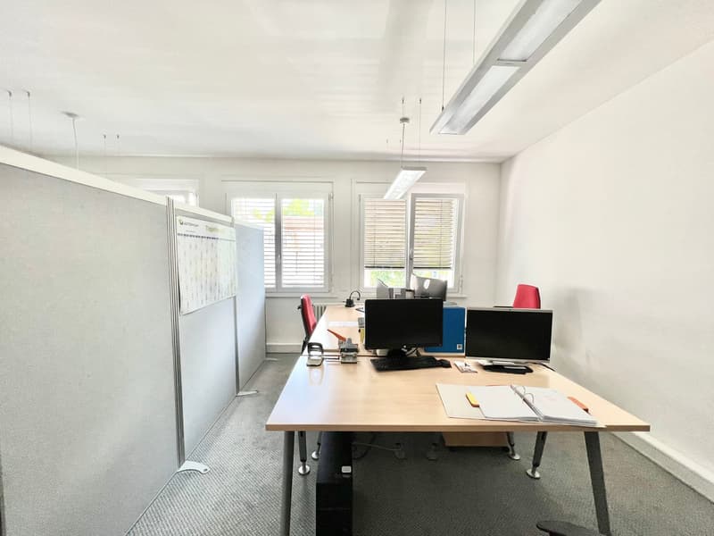 Spacieux bureaux sur 2 étages proche des commodités (14)