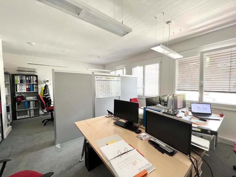 Spacieux bureaux sur 2 étages proche des commodités (15)
