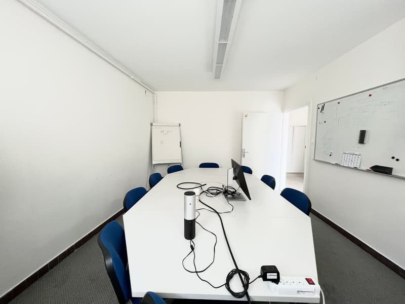 Spacieux bureaux sur 2 étages proche des commodités (3)