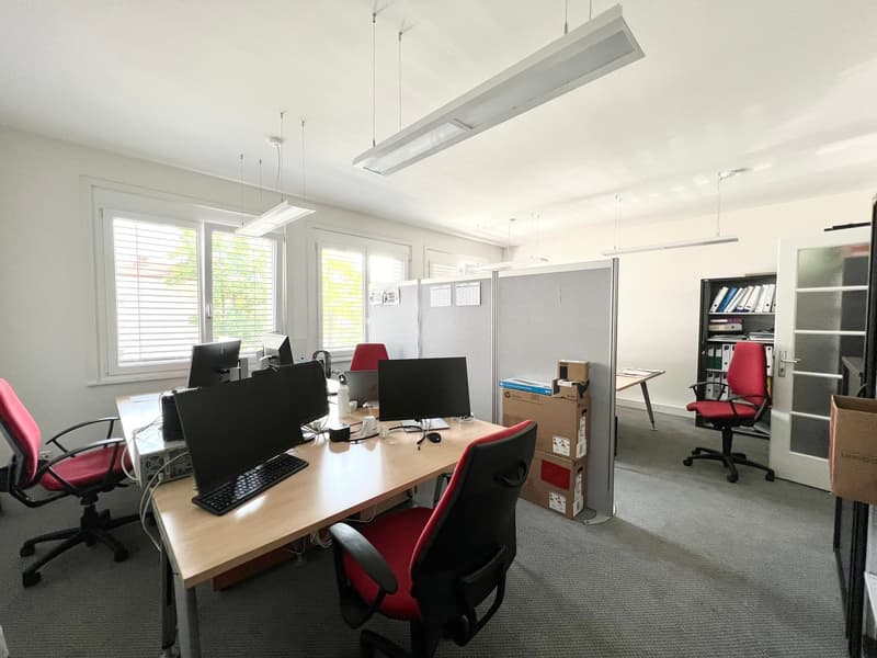 Spacieux bureaux sur 2 étages proche des commodités (13)