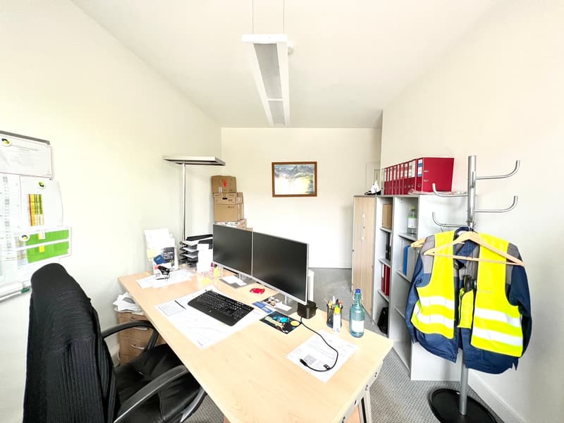 Spacieux bureaux sur 2 étages proche des commodités (8)
