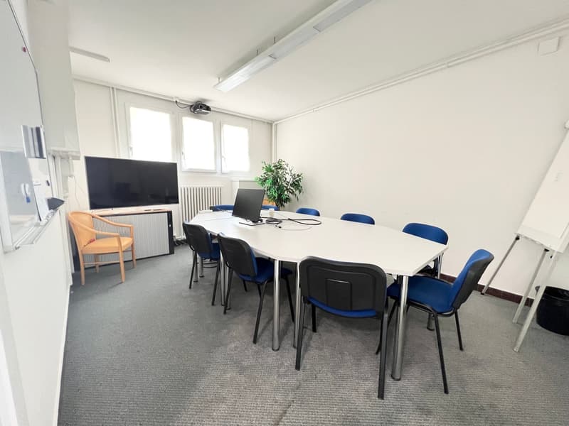 Spacieux bureaux sur 2 étages proche des commodités (1)