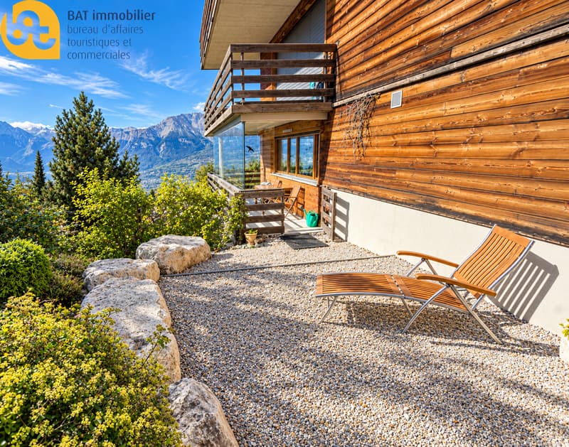 Terrasse alpine ensoleillée avec vue montagne-3