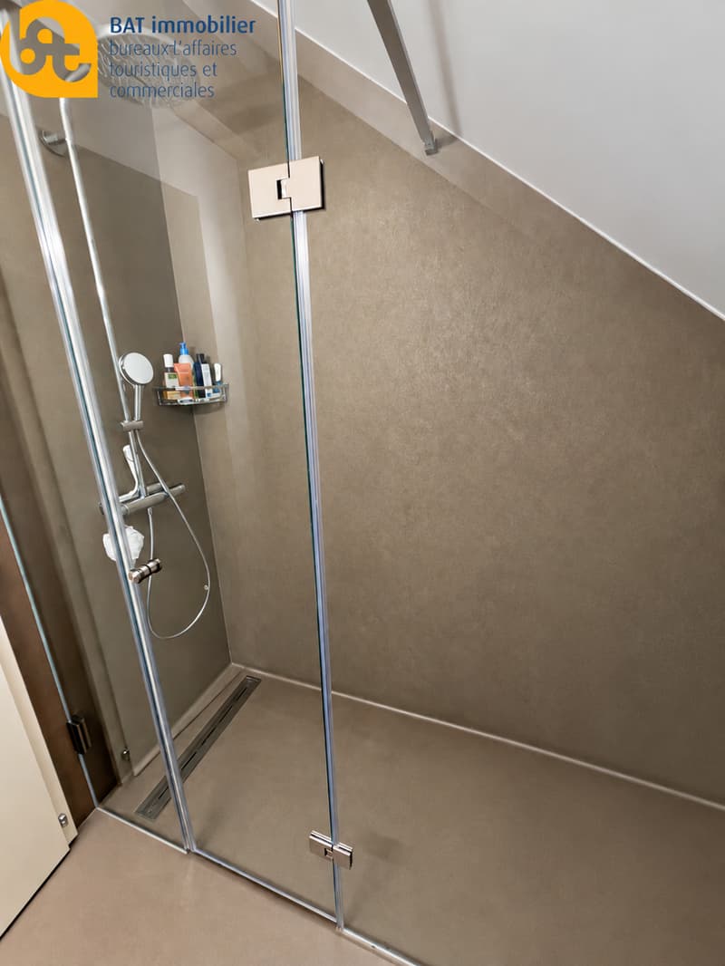 Douche à l'italienne minimaliste taupe