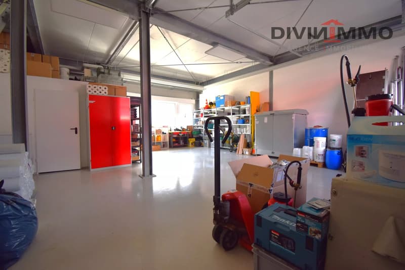 Hall industrielle de 145 m2 avec 5 places de parc (3)