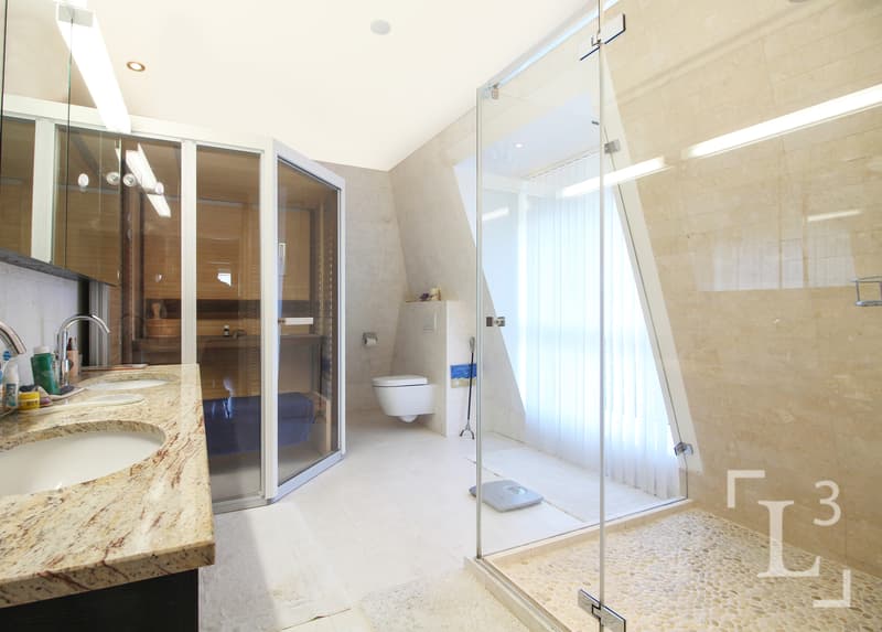 Salle de bain (étage) / Bathroom (upstairs)