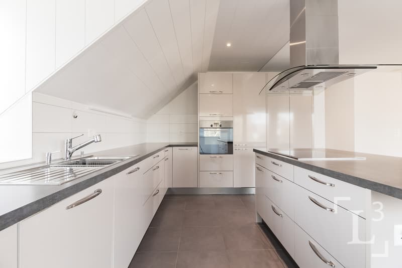 Cuisine ouverte équipée / Open-plan kitchen