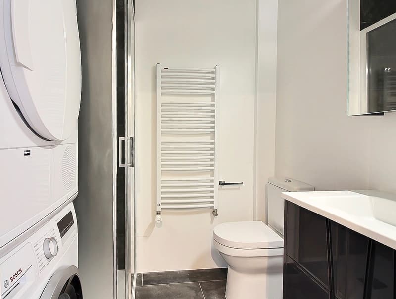 Salle de bain avace colonne de lavage