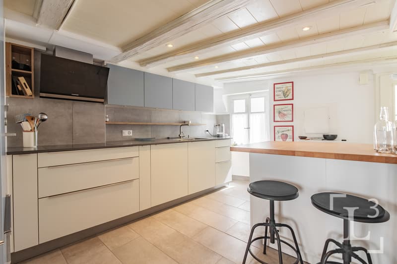 Cuisine ouverte équipée / Open-plan kitchen