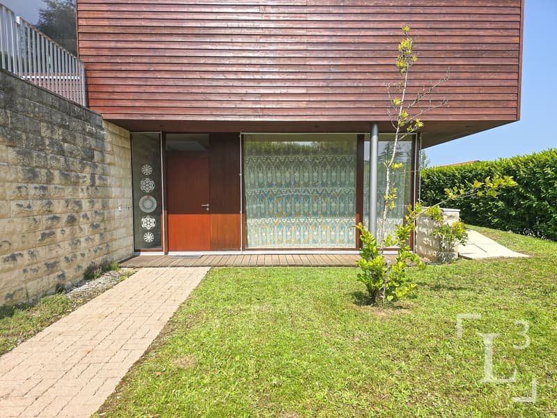 Entrée - Cour / Entrance - Courtyard