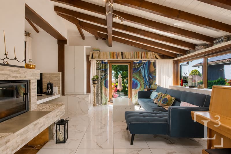 Homestaging (Murs blancs) : Séjour avec cheminée / Home Staging (White Walls): Living Room with Fireplace