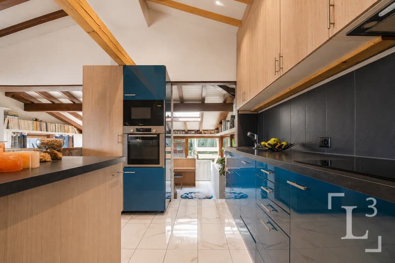 Homestaging (Murs blancs) : Cuisine ouverte équipée / Home Staging (White Walls): Open-concept, fully equipped kitchen
