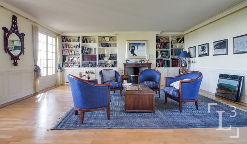 Séjour avec cheminée / Living room with fireplace