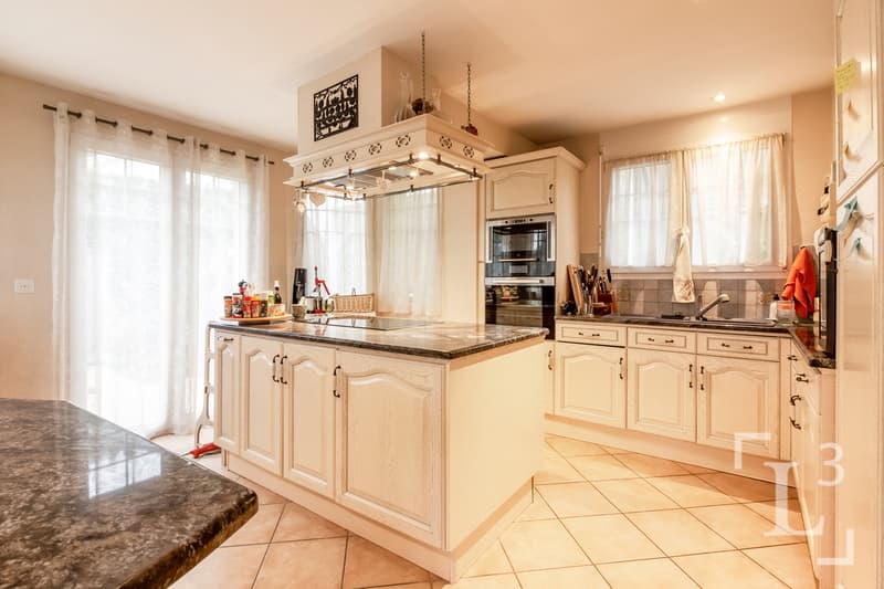Cuisine semi-ouverte / Semi-open kitchen